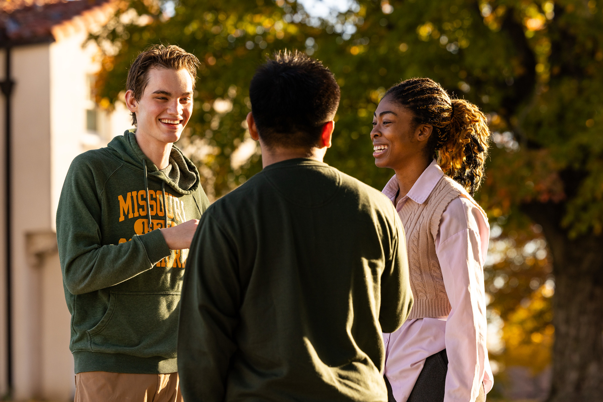 mssu students standing outside talking