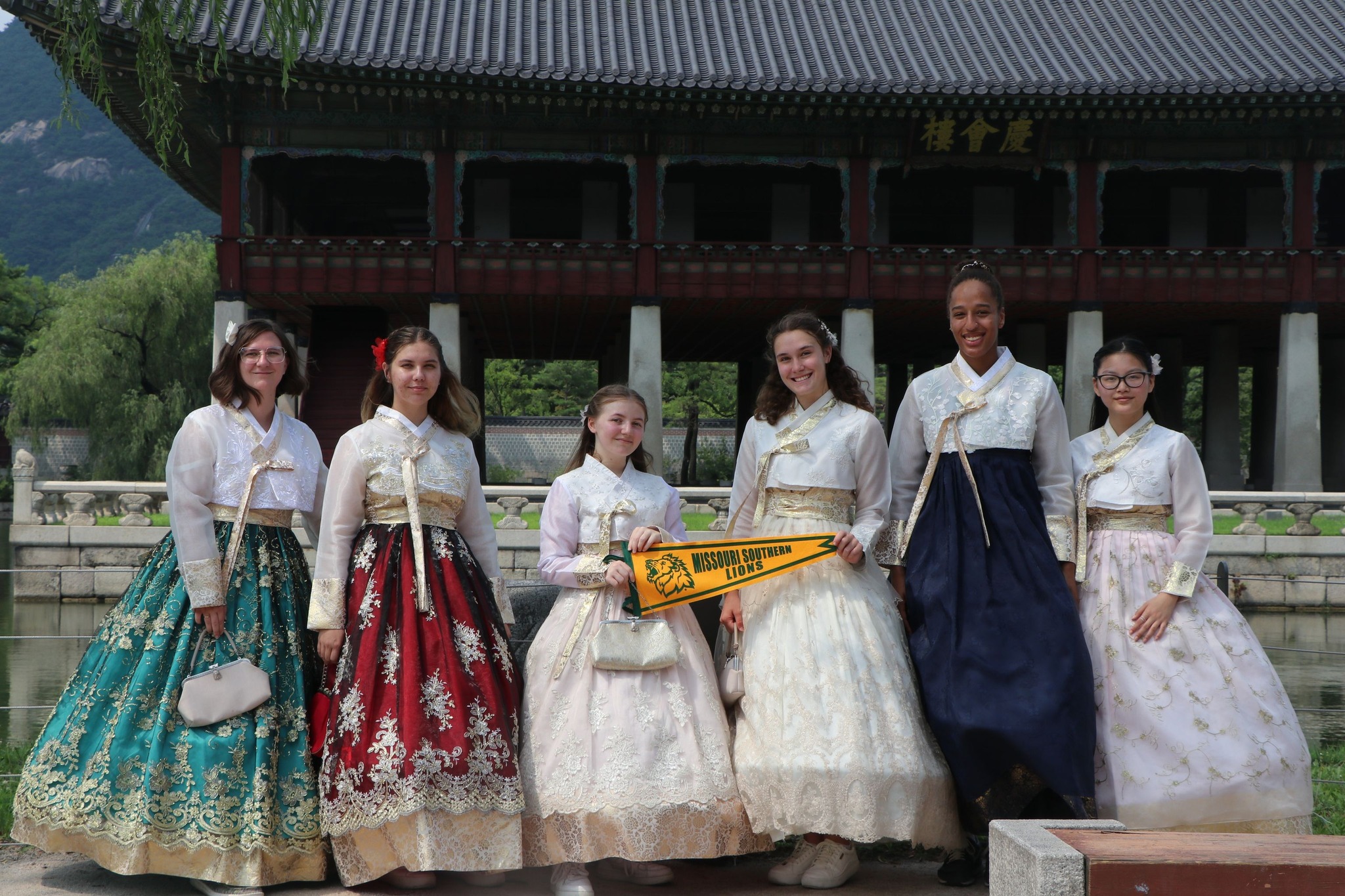 MSSU students at the lion statue